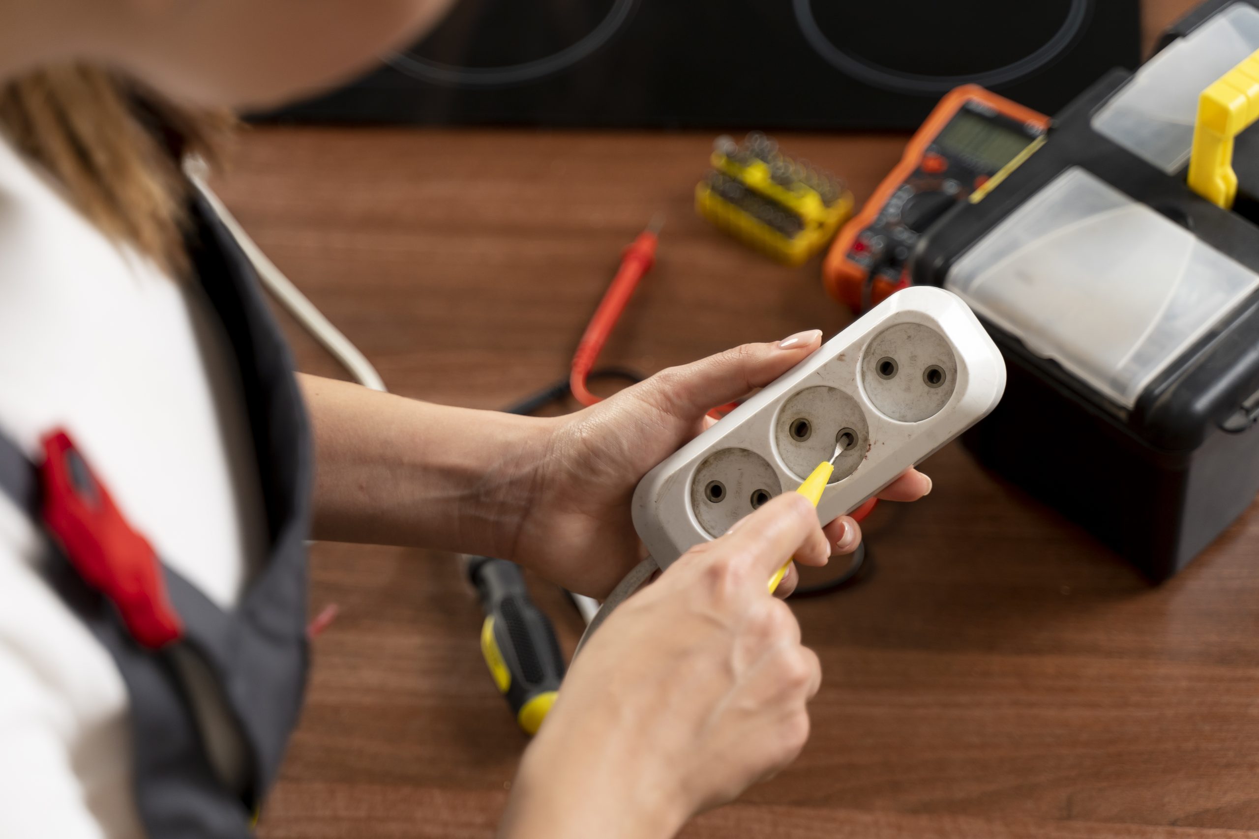 service-maintenance-worker-repairing (4)